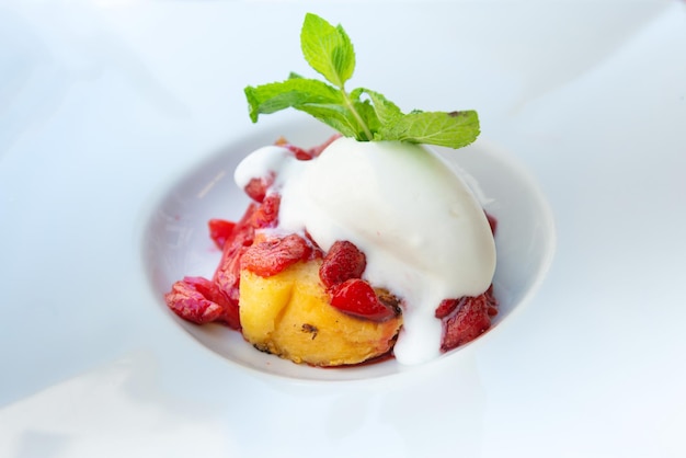 Nahaufnahme von Dessert auf einem Teller