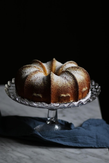 Foto nahaufnahme von dessert auf tisch vor schwarzem hintergrund