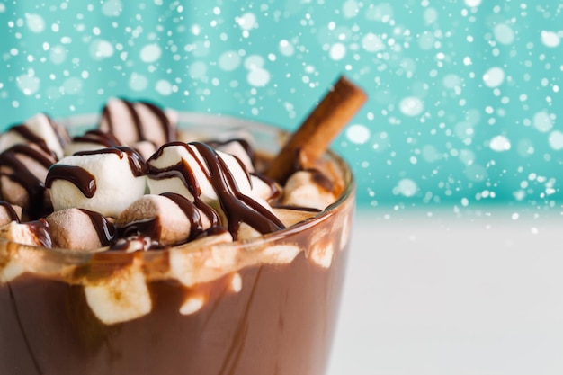 Foto nahaufnahme von dessert im glas auf dem tisch