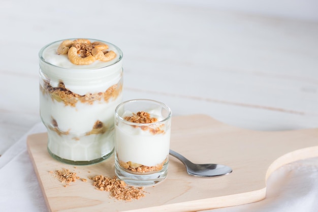 Nahaufnahme von Dessert im Glas auf dem Tisch