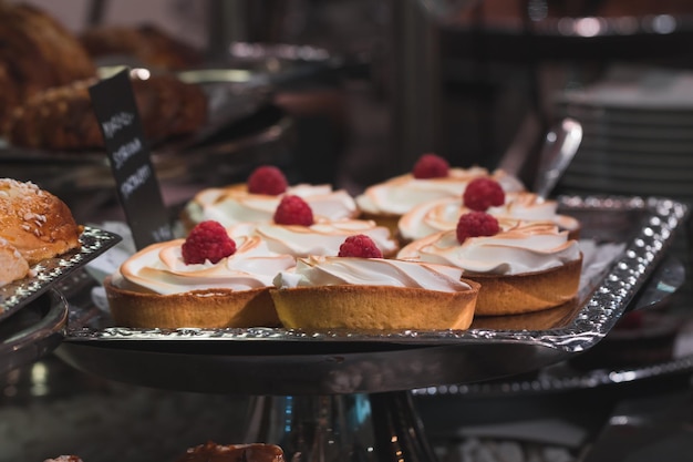 Nahaufnahme von Desserts in einem Tablett auf dem Tisch