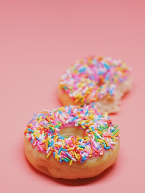 Nahaufnahme von Donuts auf farbigem Hintergrund