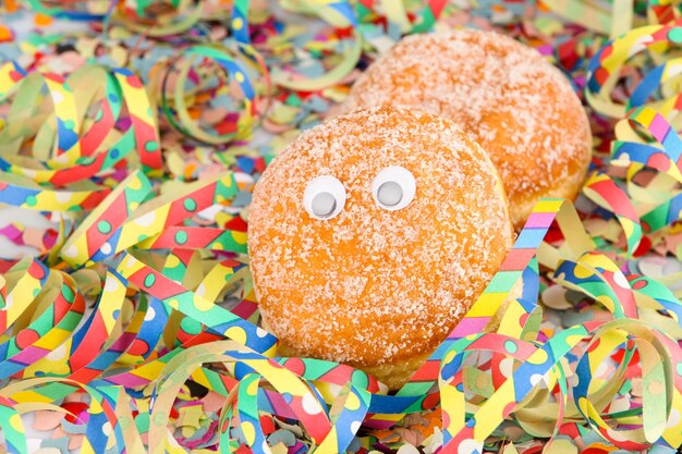 Foto nahaufnahme von donuts auf konfetti