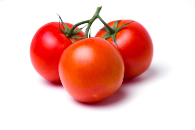 Nahaufnahme von drei roten frischen Tomaten auf weißem Hintergrund isoliert. Gesunde Ernährung, vegetarisches Essen