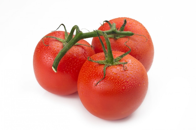 Nahaufnahme von drei Tomaten mit ihrer Niederlassung