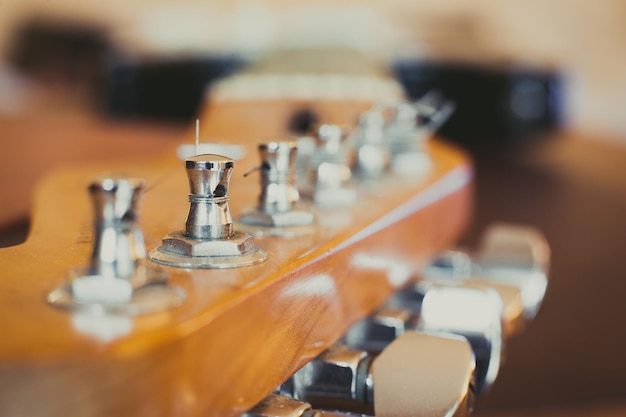 Nahaufnahme von E-Gitarren-Tuningpins auf dem Tisch