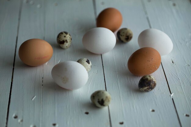 Nahaufnahme von Eiern auf dem Tisch