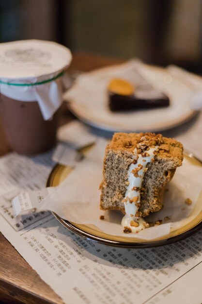 Foto nahaufnahme von einem auf dem tisch servierten kuchen