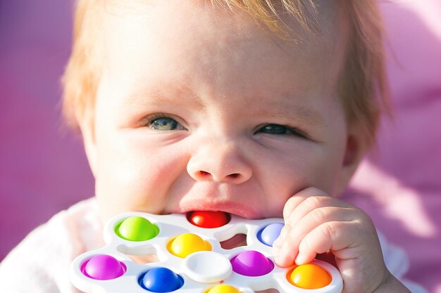 Foto nahaufnahme von einem baby, das ein spielzeug beißt