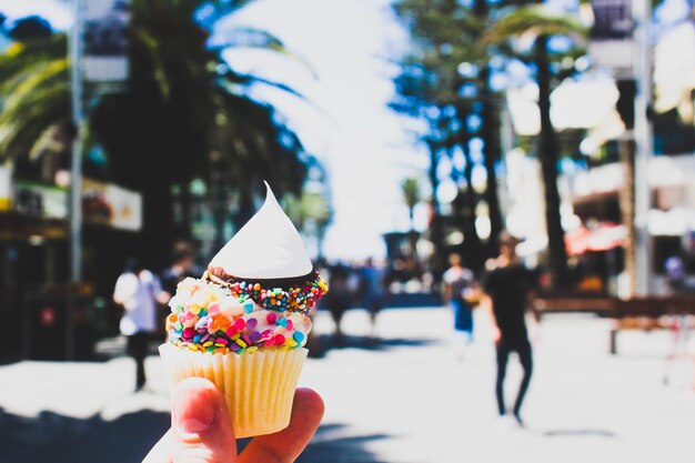 Foto nahaufnahme von einem cupcake in der hand