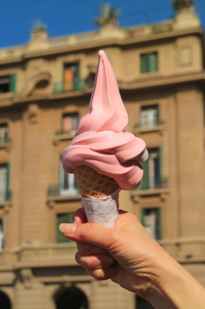 Foto nahaufnahme von einem eiscreme-kegel in der hand