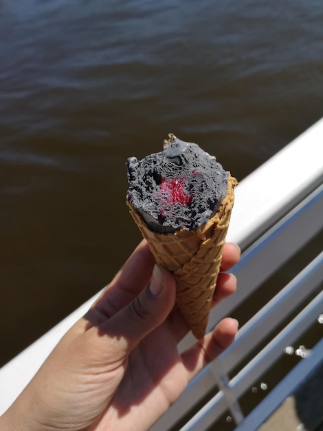 Foto nahaufnahme von einem eiscreme-kegel in der hand