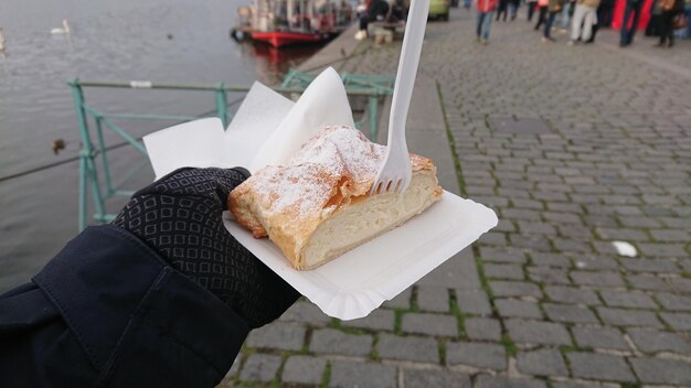 Foto nahaufnahme von einem eiscreme-kegel in der hand