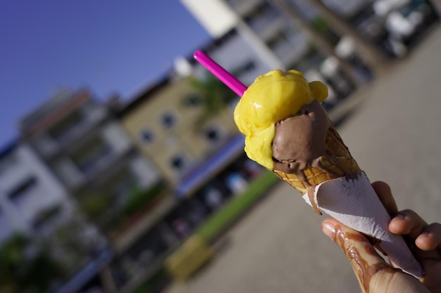 Foto nahaufnahme von einem eiscreme-kegel in der hand