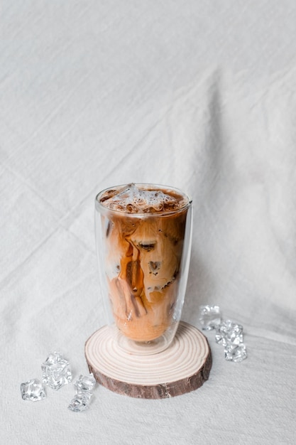 Foto nahaufnahme von einem glas eiskaffee mit milch auf dem tisch