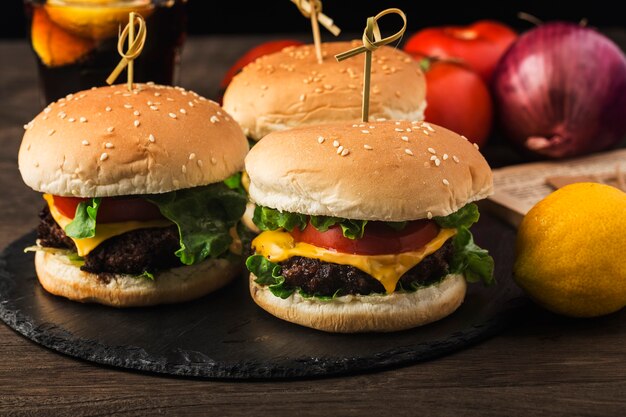 Nahaufnahme von einem hausgemachten leckeren Rindfleisch-Hamburger auf einem Holztisch.