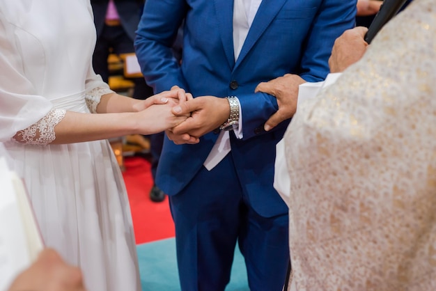 Nahaufnahme von einem Hochzeitspaar, das sich die Hände hält