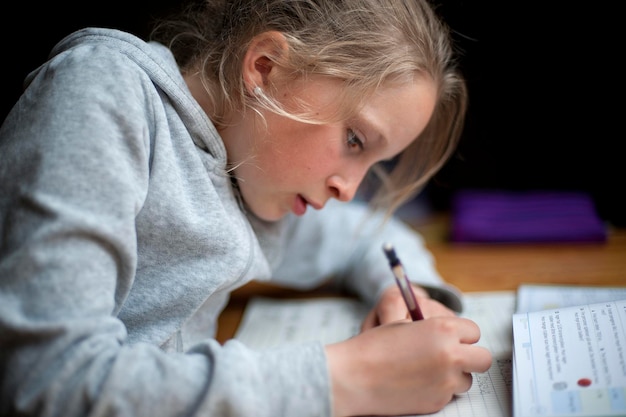 Nahaufnahme von einem Mädchen, das studiert