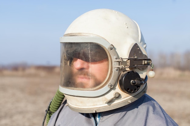 Nahaufnahme von einem Mann mit Helm auf dem Feld gegen den Himmel