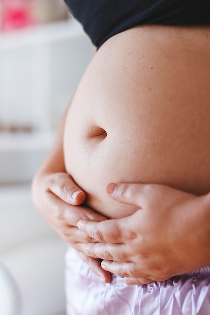 Nahaufnahme von einem niedlichen schwangeren Bauch