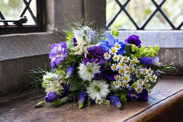 Foto nahaufnahme von einem strauß blauer und weißer hochzeitsblumen