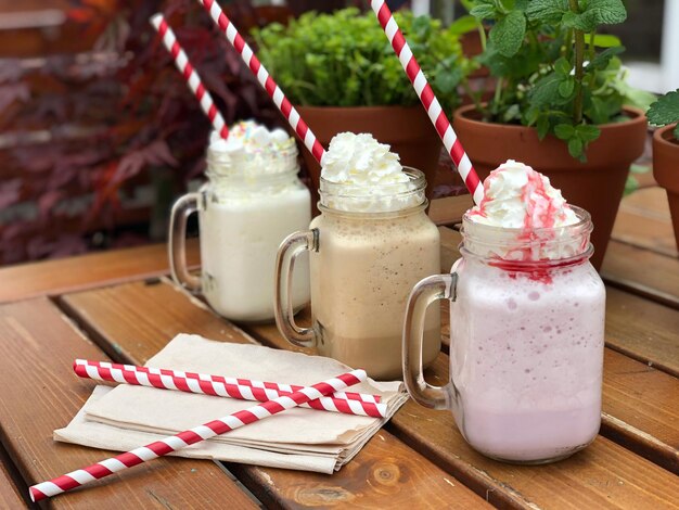 Foto nahaufnahme von eis-frappe-getränken auf einem holztisch