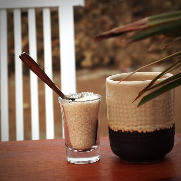 Foto nahaufnahme von eis im glas auf dem tisch