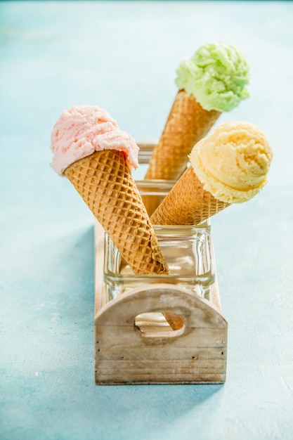 Nahaufnahme von Eiscreme-Kegeln in Behältern auf dem Tisch