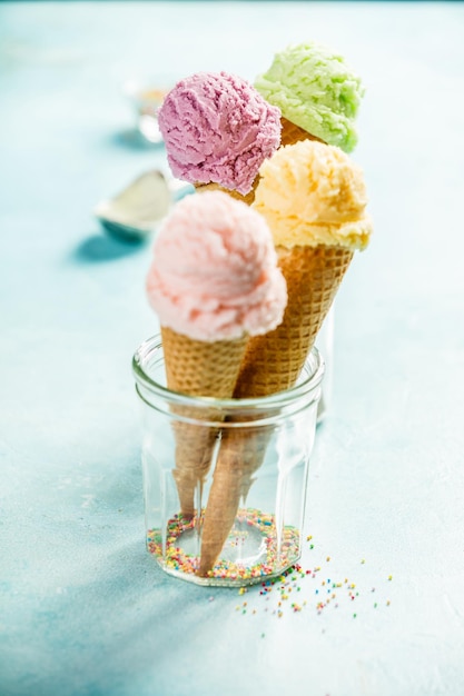 Nahaufnahme von Eiscreme-Kegeln in Behältern auf dem Tisch