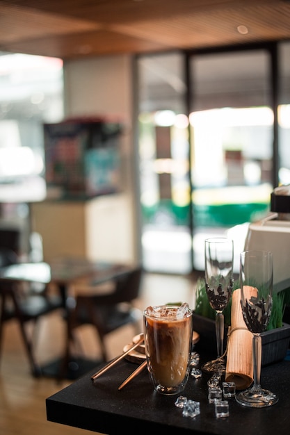 Nahaufnahme von Eiskaffee auf schwarzem Tisch im Café serviert?