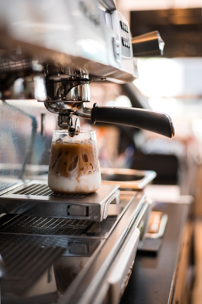 Nahaufnahme von Eiskaffee auf schwarzem Tisch im Café serviert?