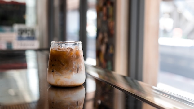 Nahaufnahme von Eiskaffee auf schwarzem Tisch im Café serviert?