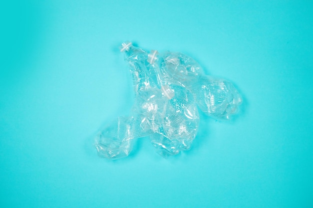 Nahaufnahme von Eiskristallen vor blauem Hintergrund