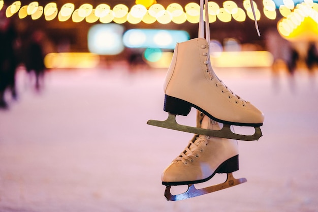 Nahaufnahme von Eislaufen, die auf der Eisbahn hängen