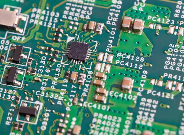 Nahaufnahme von elektronischen Komponenten auf dem Mikroprozessorchip der Hauptplatine