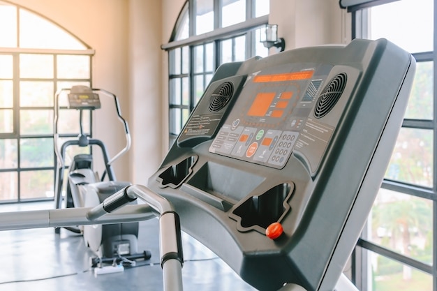 Nahaufnahme von elliptischen Fitness Crosstrainer Maschinen in Fitness-Center.