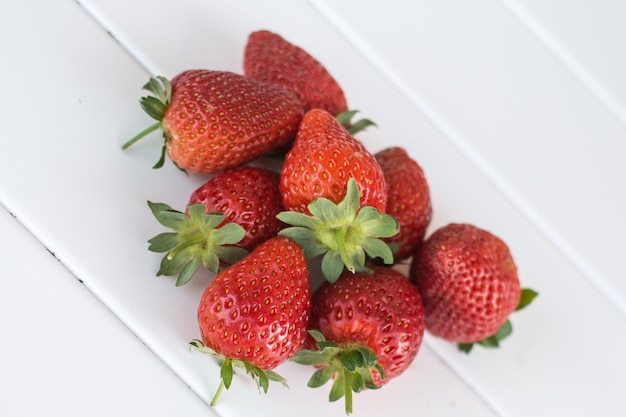 Nahaufnahme von Erdbeeren auf dem Tisch