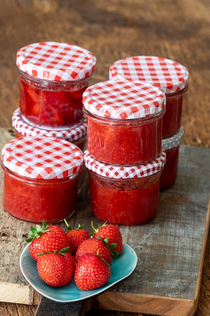 Nahaufnahme von Erdbeeren auf dem Tisch