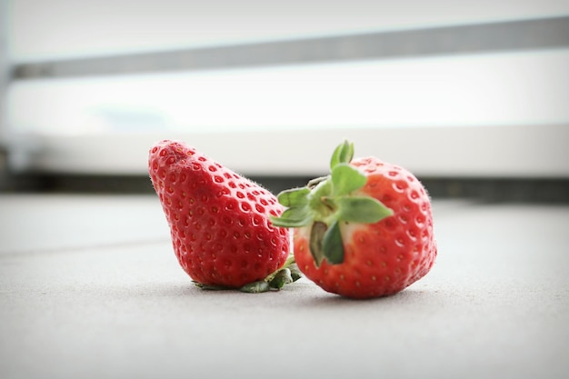 Nahaufnahme von Erdbeeren auf dem Tisch