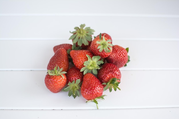 Nahaufnahme von Erdbeeren auf dem Tisch