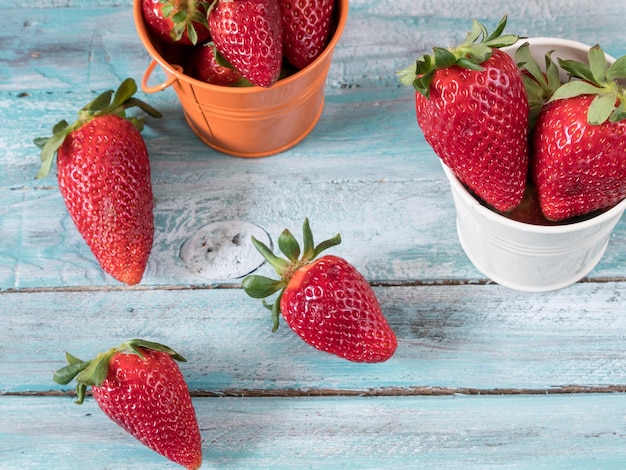 Nahaufnahme von Erdbeeren auf dem Tisch
