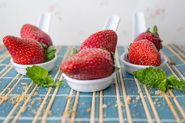 Nahaufnahme von Erdbeeren auf dem Tisch