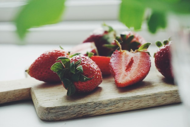 Nahaufnahme von Erdbeeren auf dem Tisch