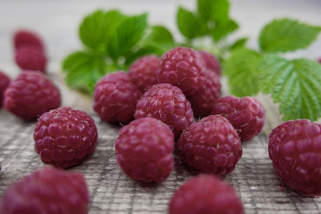 Nahaufnahme von Erdbeeren auf dem Tisch