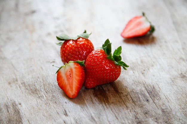 Nahaufnahme von Erdbeeren auf einem Holztisch