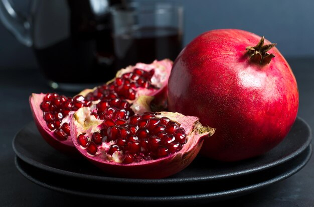 Foto nahaufnahme von erdbeeren auf einem teller auf dem tisch