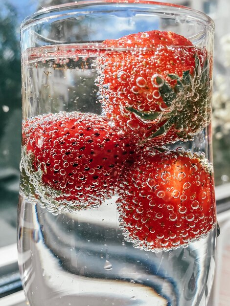 Foto nahaufnahme von erdbeeren auf glas