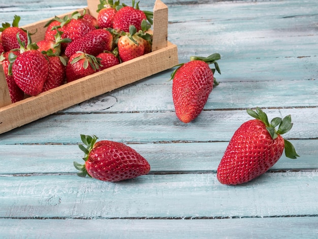 Nahaufnahme von Erdbeeren auf Holz