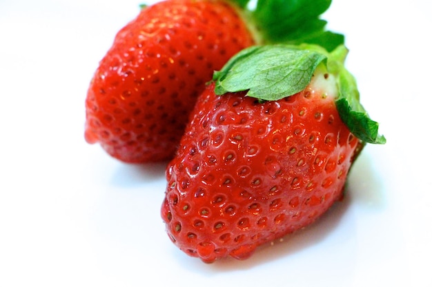 Nahaufnahme von Erdbeeren auf weißem Hintergrund