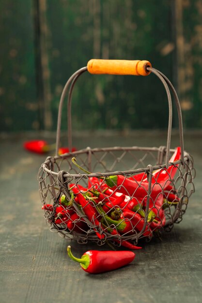 Foto nahaufnahme von erdbeeren im korb auf dem tisch